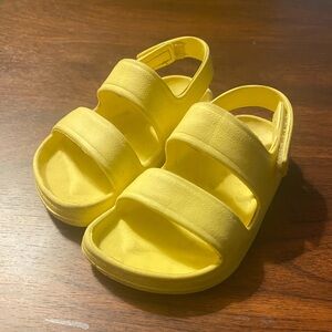 Old Navy Rubber Sandals Yellow EUC